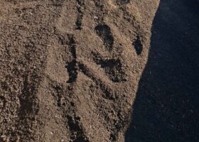 Realizačná zemina s kompostom - Realizačná zemina s  40%podielom kompostu je určená najmä na sadovnícke realizácie - pestovanie rastlín, na zakladanie okrasných záhrad parkov. Používa sa na vrchnú úpravu terénu pred výsadbou zelene, pred výsevom trávnika